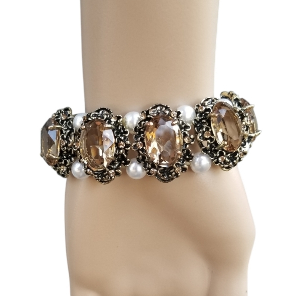 VINTAGE ORNATE GOLDTONE, AUSTRIAN CRYSTAL & FAUX PEARL STRETCH BRACELET